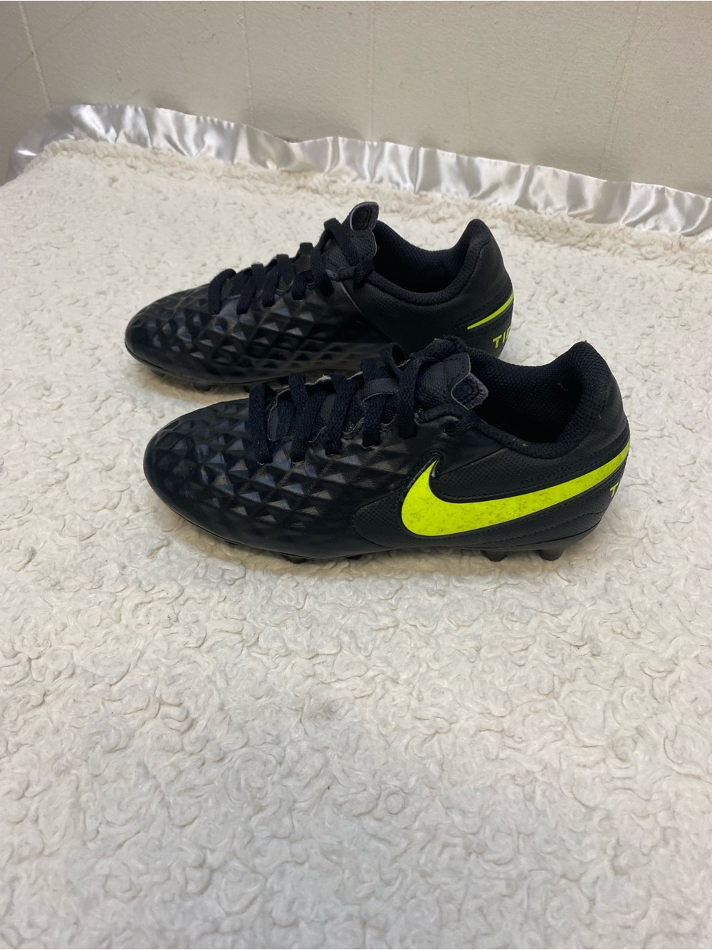 Nike Legend Tiempo 8 Club FG/MG Black Soccer Cleats boys Size 13C